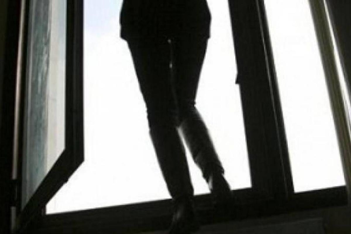 Во Львове 14-летняя девочка выпала из окна собственной квартиры на пятнадцатом этаже Во Львове 14-летняя девочка выпала из окна собственной квартиры на пятнадцатом этаже