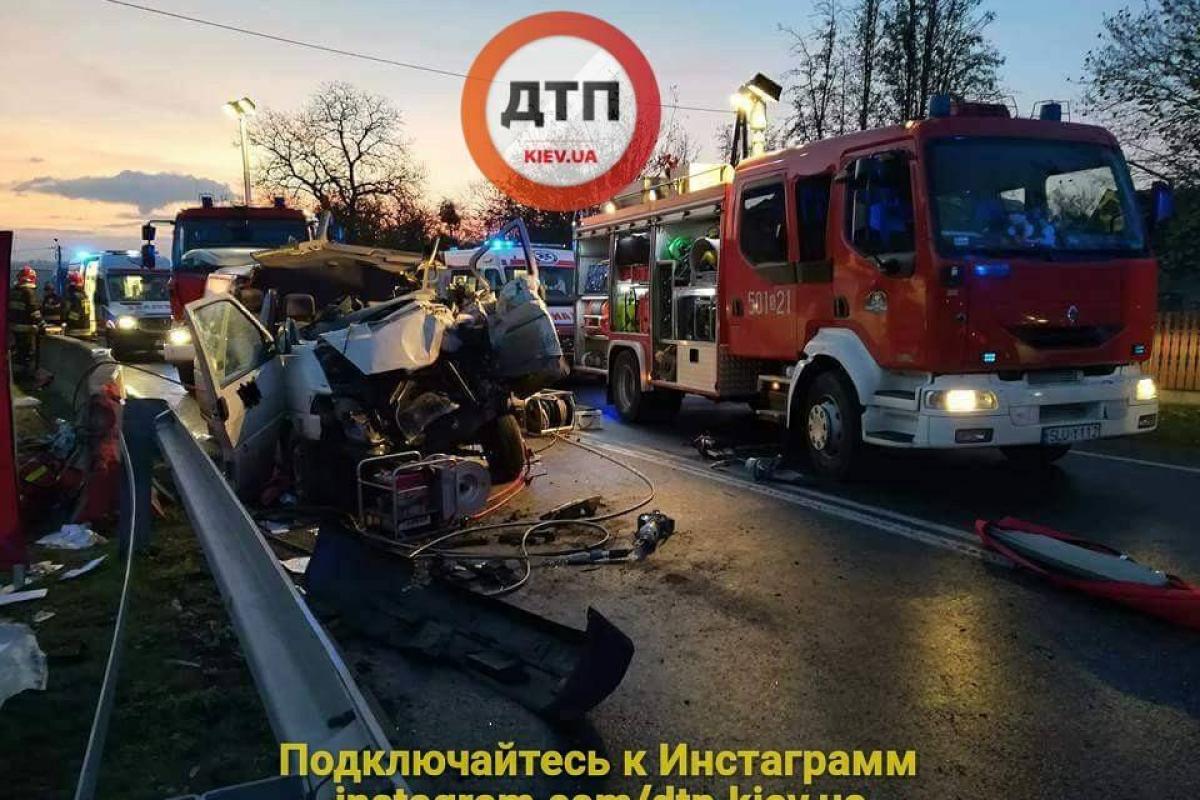 Двое украинцев погибли в жестком ДТП в Польше Двое украинцев погибли в жестком ДТП в Польше