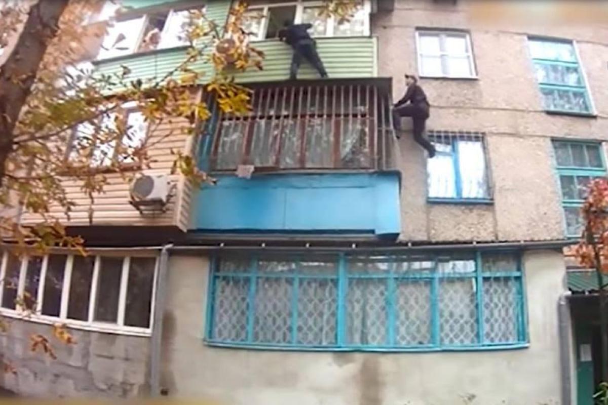 Мариупольские патрульные спасли женщину и ребенка от разъяренного отца семейства Мариупольские патрульные спасли женщину и ребенка от разъяренного отца семейства