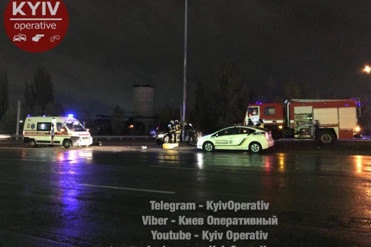 Серьезное ДТП произошло в Киеве, информация о пострадавших выясняется Серьезное ДТП произошло в Киеве, информация о пострадавших выясняется