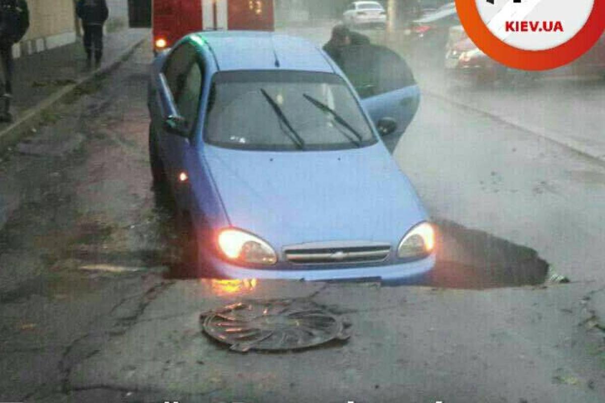 В Киеве из-за порыва теплотрассы автомобиль провалился под асфальт В Киеве из-за порыва теплотрассы автомобиль провалился под асфальт