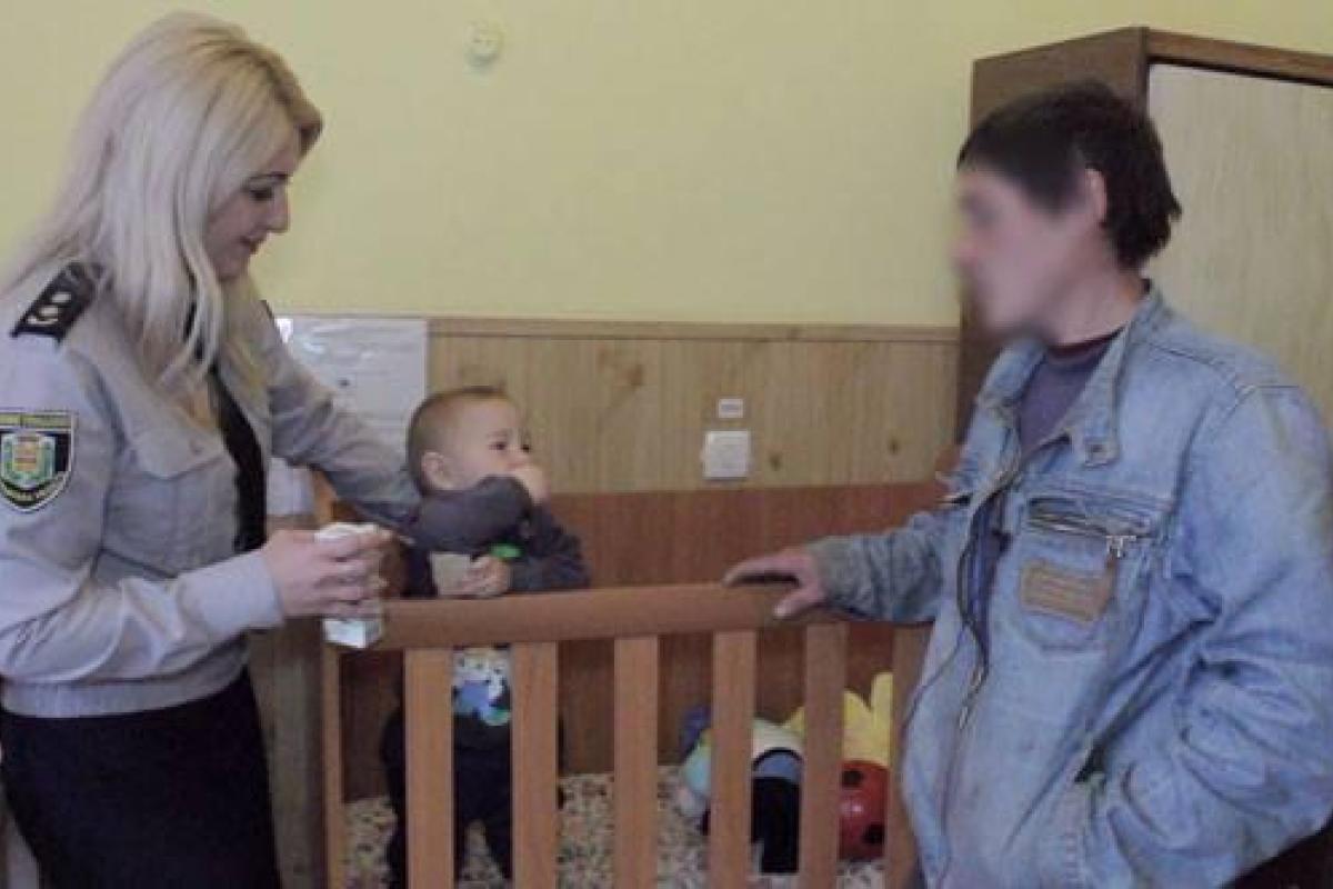 На Полтавщине люди обнаружили возле дороги брошенного годовалого ребенка в коляске На Полтавщине люди обнаружили возле дороги брошенного годовалого ребенка в коляске