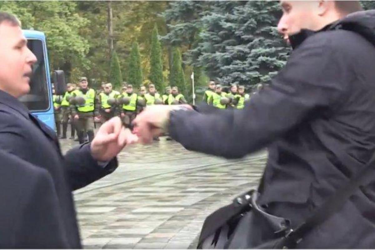 Скандальный Парасюк подрался с Гелетеем под стенами Рады - видео Скандальный Парасюк подрался с Гелетеем под стенами Рады - видео