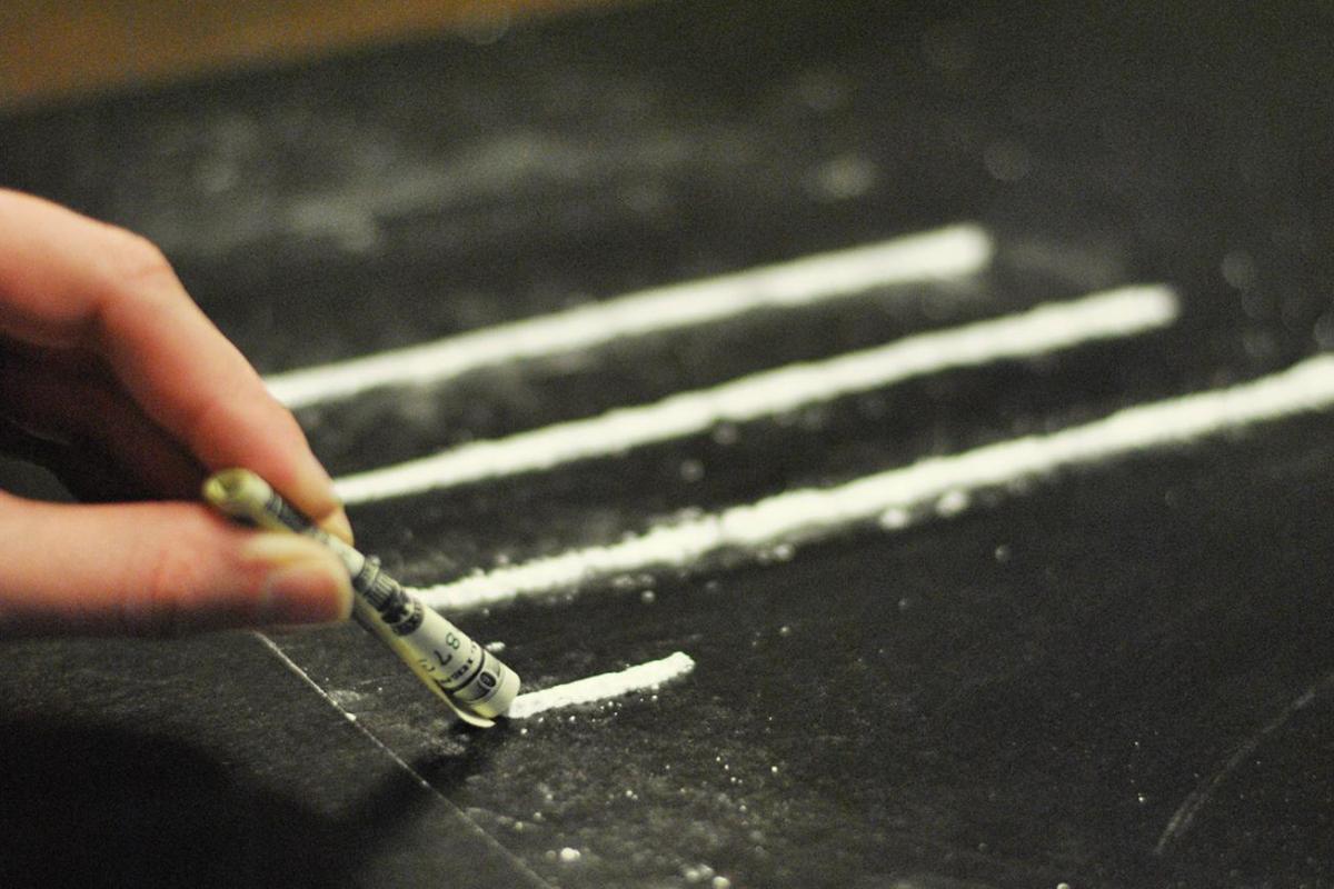 В Киеве "повязали" наркодилера во время сбыта кокаина: опубликовано видео В Киеве "повязали" наркодилера во время сбыта кокаина: опубликовано видео