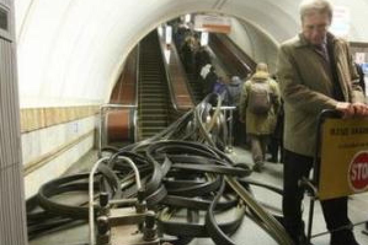 В Киеве женские каблуки сломали эскалатор на "Крещатике" В Киеве женские каблуки сломали эскалатор на "Крещатике"