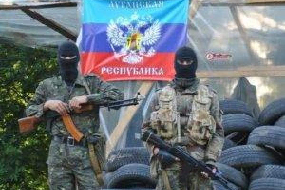 "Надоел "русский мир": В "ЛНР" сожгли флаг "республики" "Надоел "русский мир": В "ЛНР" сожгли флаг "республики"