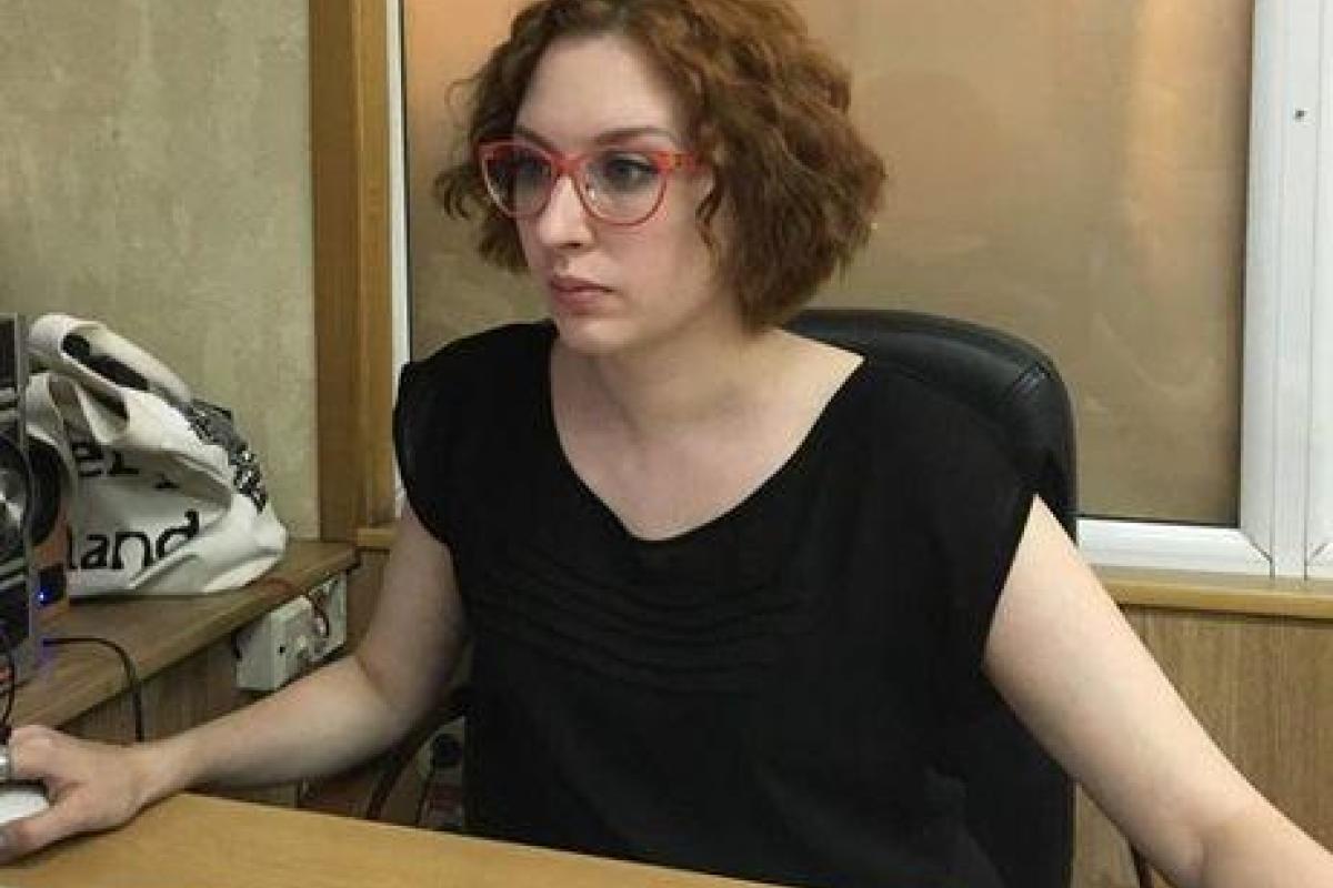 Нападение на журналистку "Эха Москвы": в сети появилось видео с камер наблюдения Нападение на журналистку "Эха Москвы": в сети появилось видео с камер наблюдения