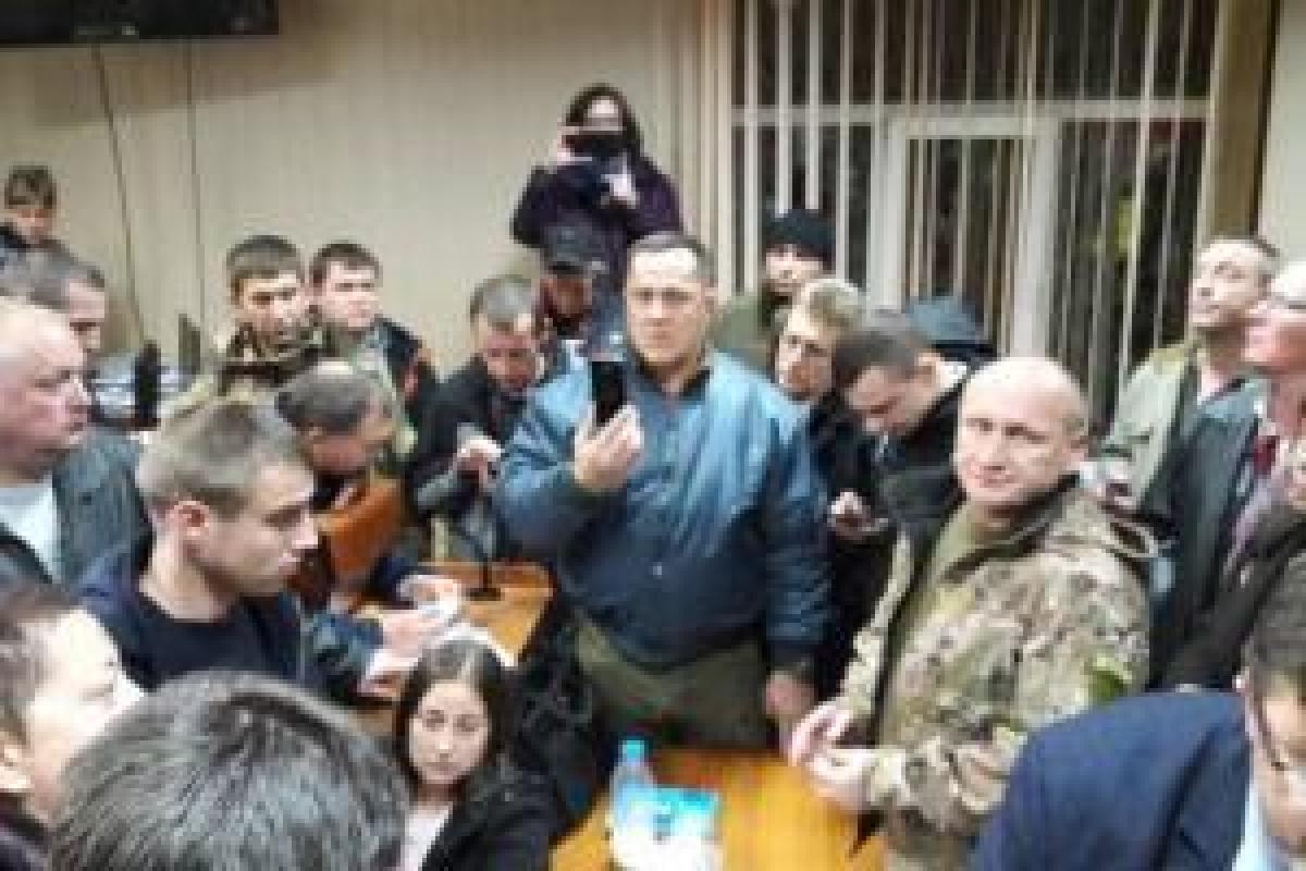 Ситуация в суде: здание оцеплено, внутри забаррикадированные люди Ситуация в суде: здание оцеплено, внутри забаррикадированные люди