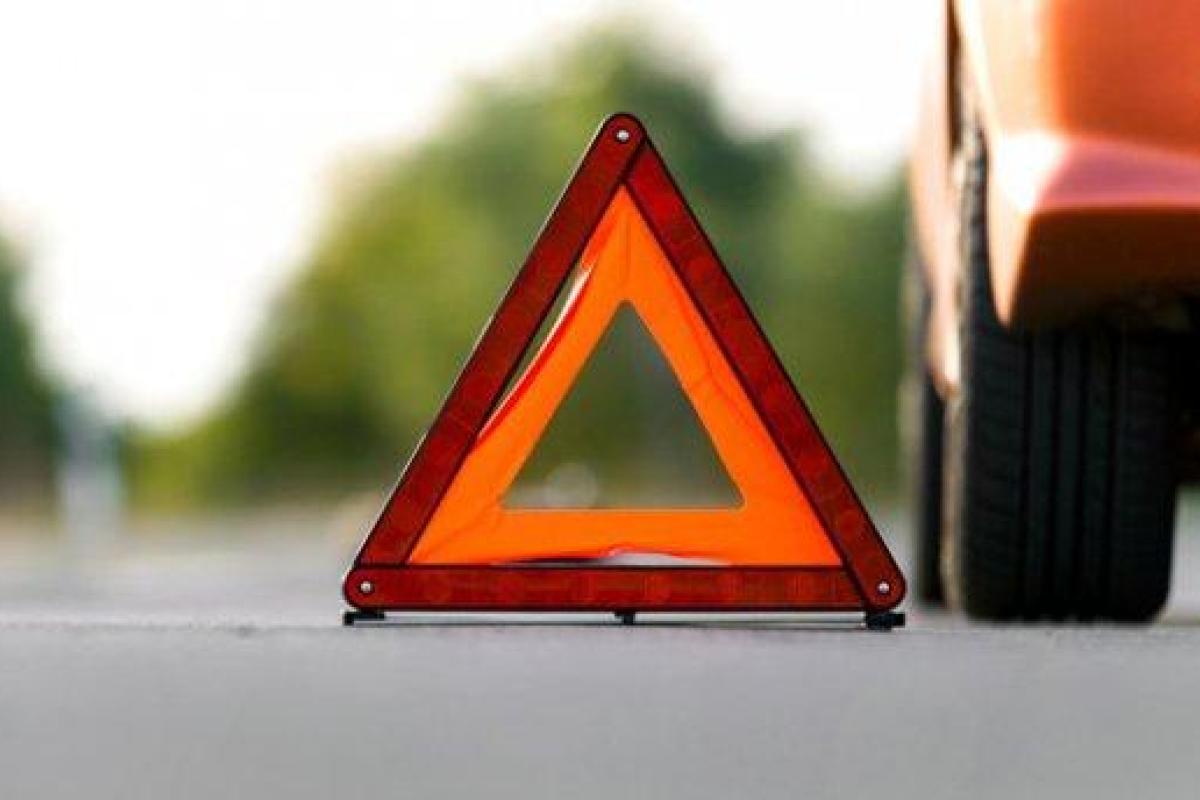 В Донецкой области военный транспорт попал в ДТП: погиб гражданский В Донецкой области военный транспорт попал в ДТП: погиб гражданский