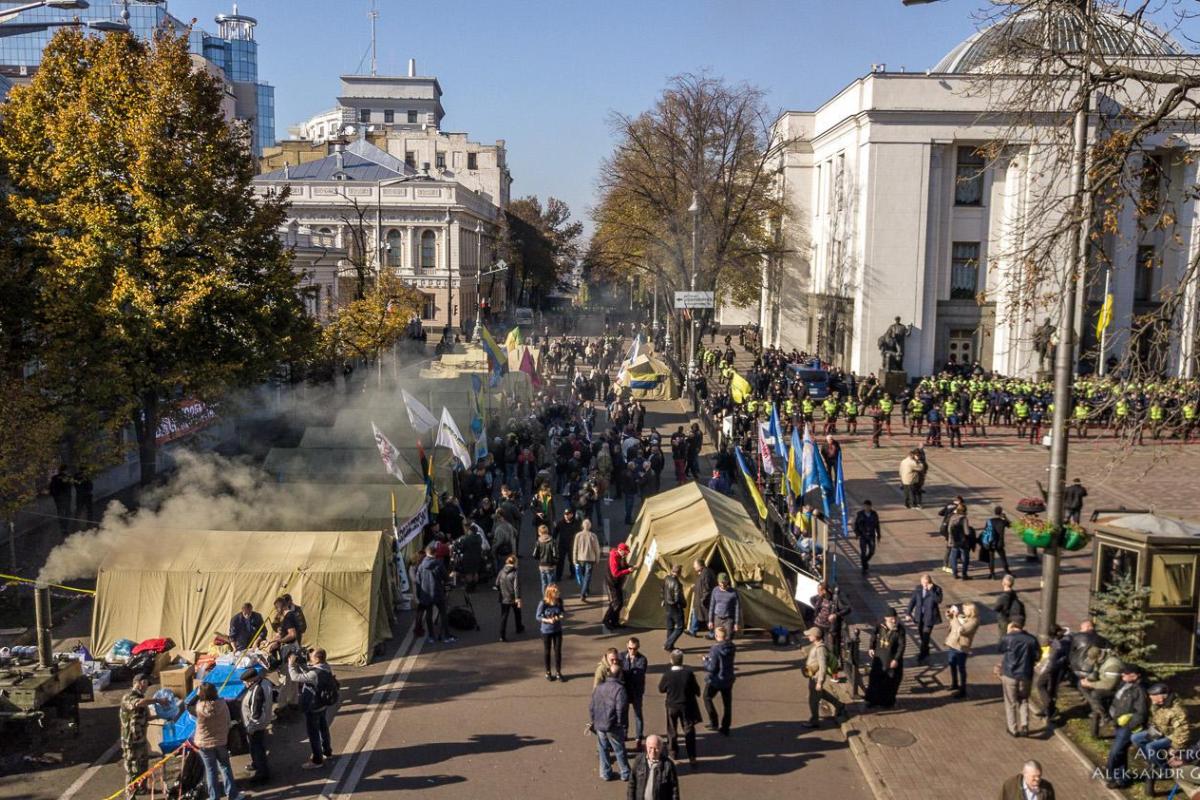 "За чей счет банкет": беглый соратник Януковича признался, что финансирует митингующих под Радой "За чей счет банкет": беглый соратник Януковича признался, что финансирует митингующих под Радой