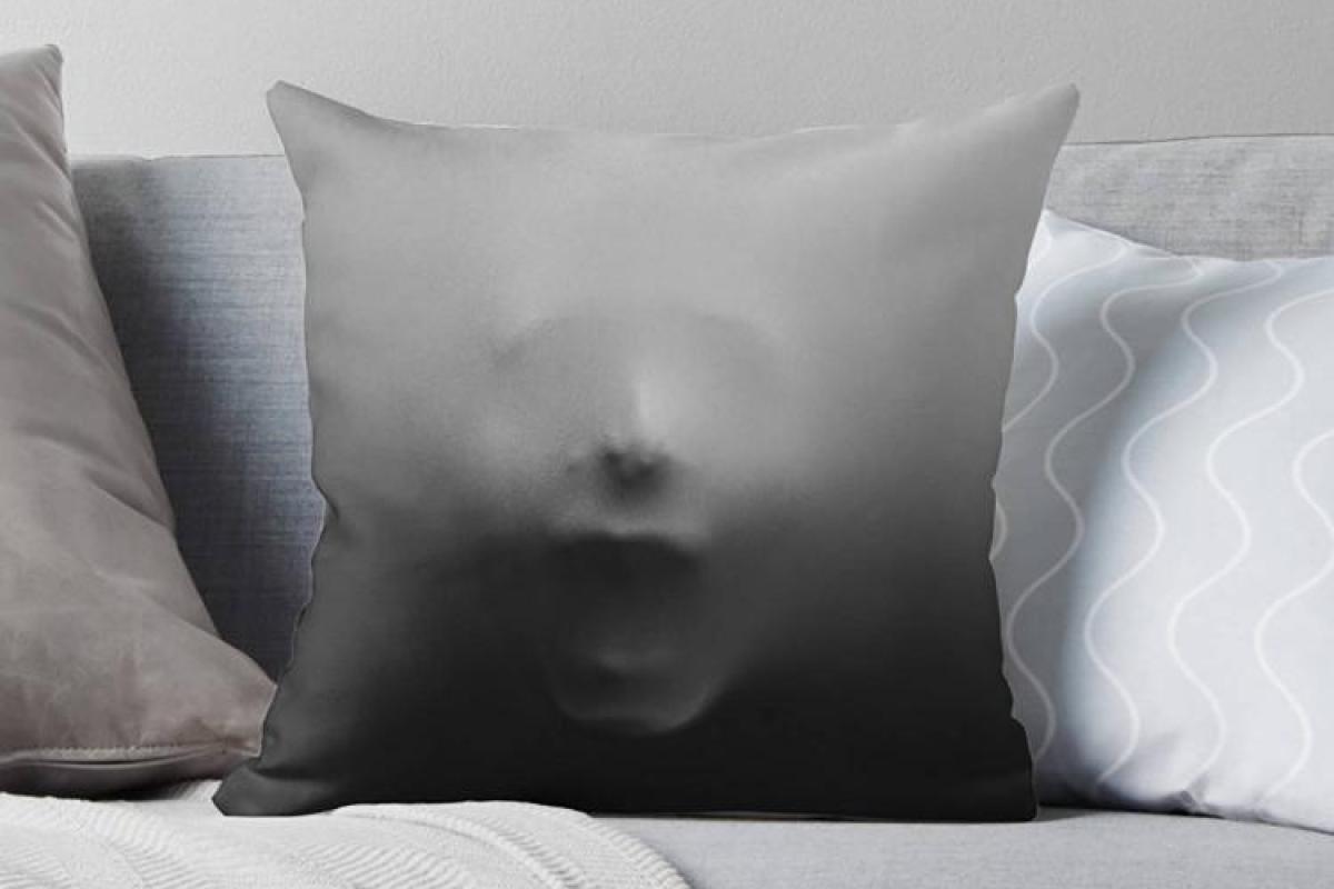 Подушки с призраками внутри: дизайнеры готовятся к грядущему Хэллоуину Подушки с призраками внутри: дизайнеры готовятся к грядущему Хэллоуину