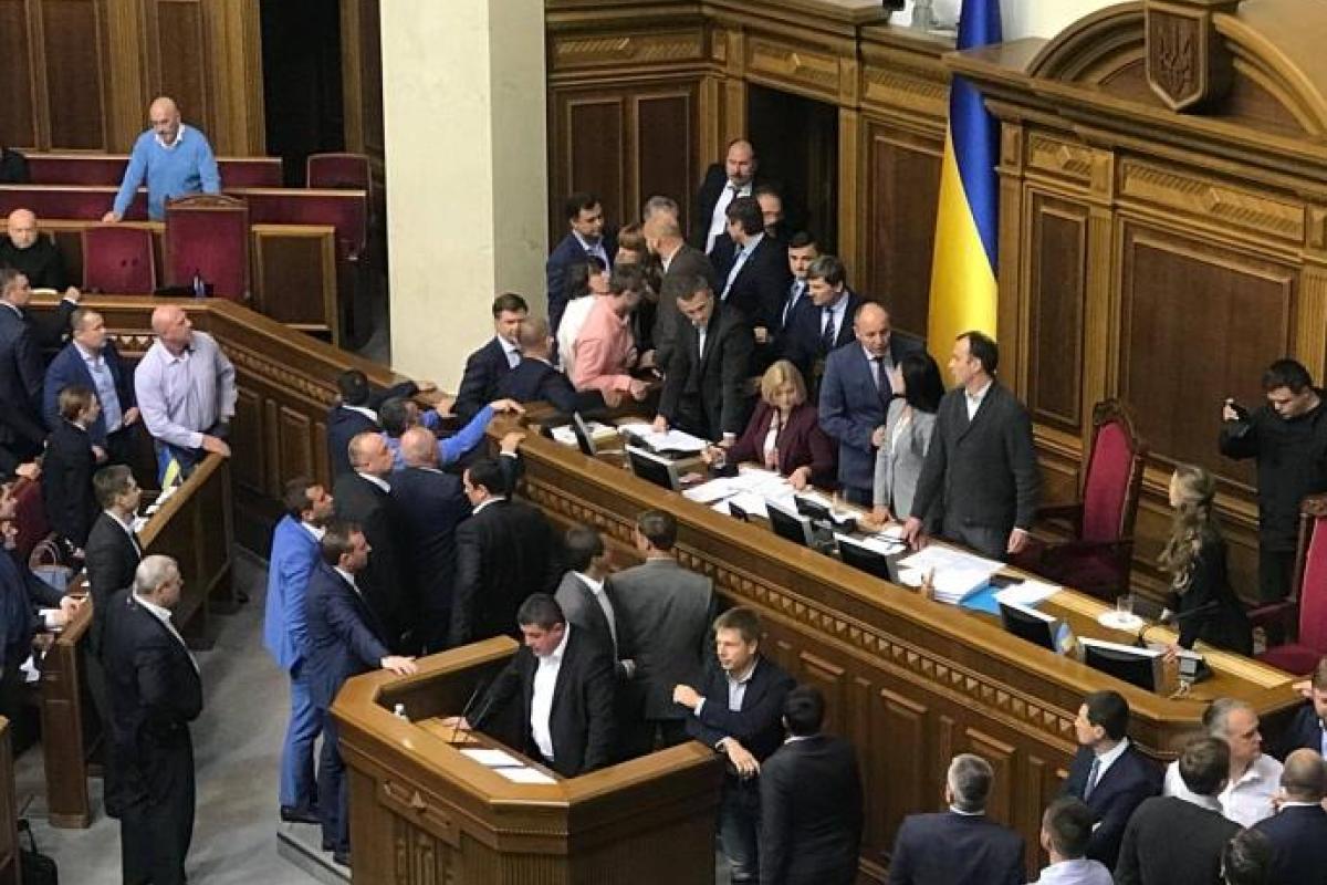 На заседании ВРУ произошла потасовка из-за закона о реинтеграции Донбасса