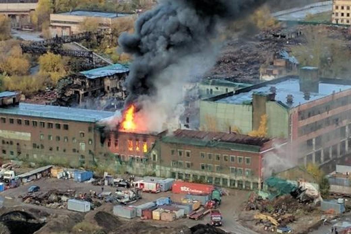 В Москве горит завод "Серп и молот" В Москве горит завод "Серп и молот"