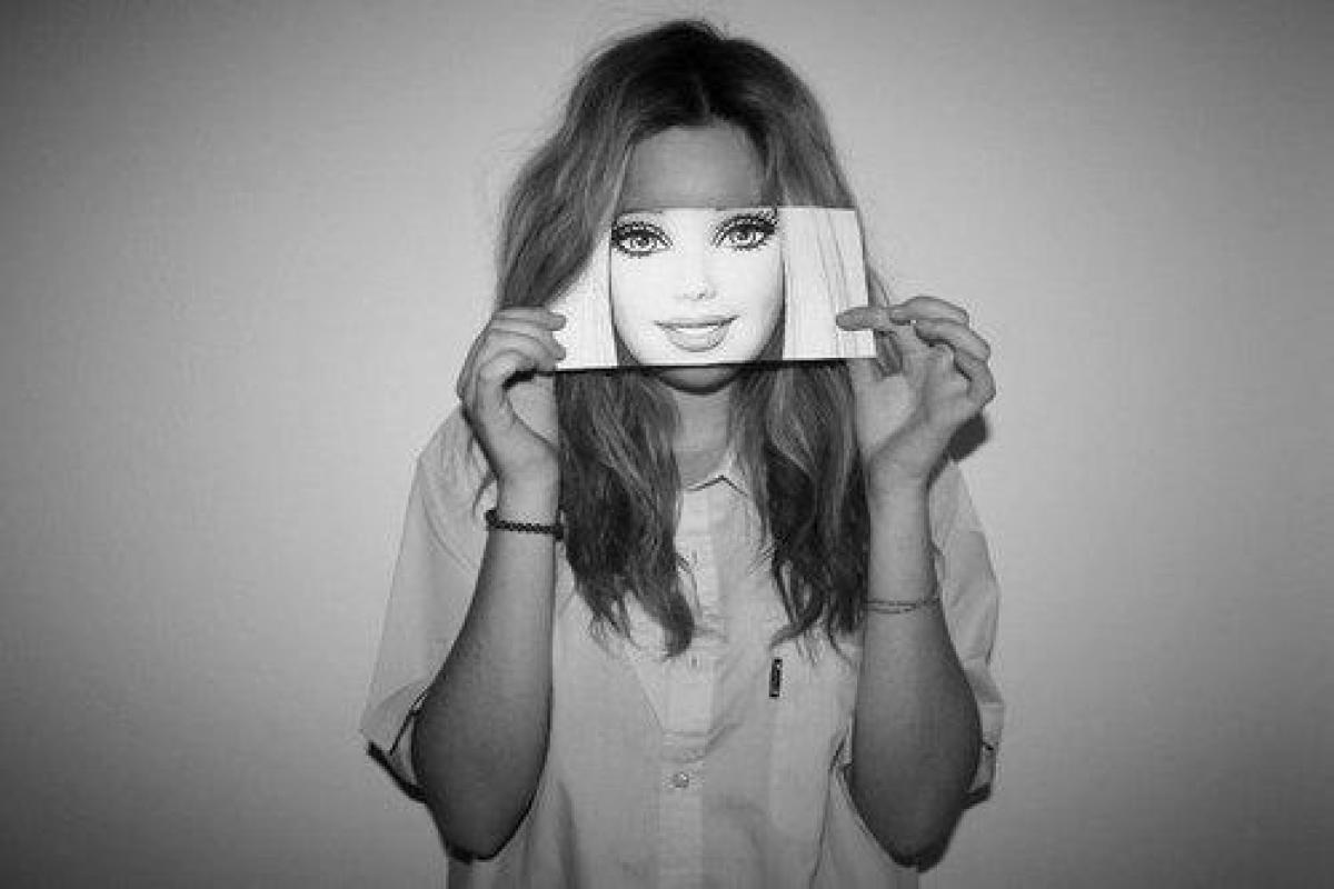 Улыбчивые лица депрессии: пользователи сети публикуют фото, снятые во время сильных душевных страданий