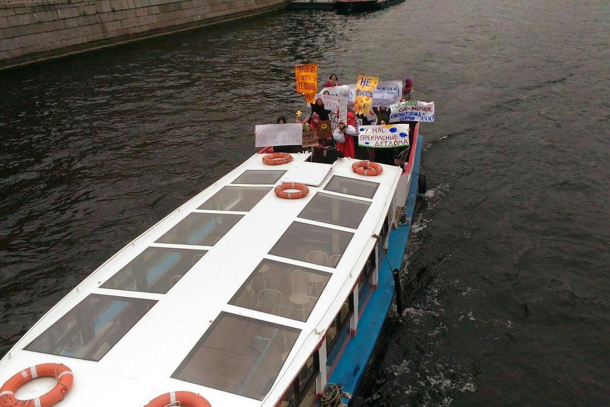 Российские активисты потроллили крестный ход против абортов и пустили по воде огромный фаллос Российские активисты потроллили крестный ход против абортов и пустили по воде огромный фаллос