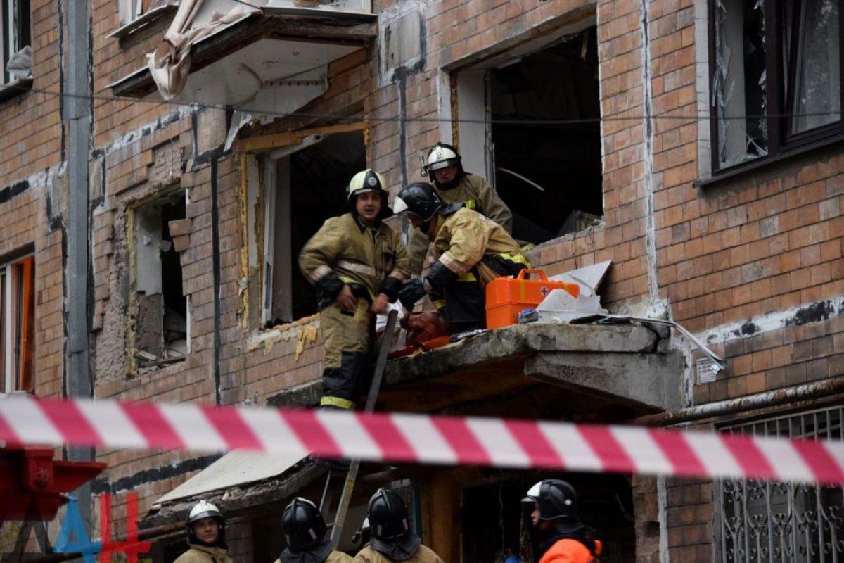 В Донецке взрывом разворотило подъезд пятиэтажки: обнародованы фото В Донецке взрывом разворотило подъезд пятиэтажки: обнародованы фото