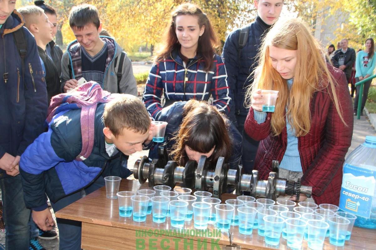 "Танк" из "Запорожца" и целование коленвала: сеть рыдает от студенческих традиций в "ЛНР" "Танк" из "Запорожца" и целование коленвала: сеть рыдает от студенческих традиций в "ЛНР"