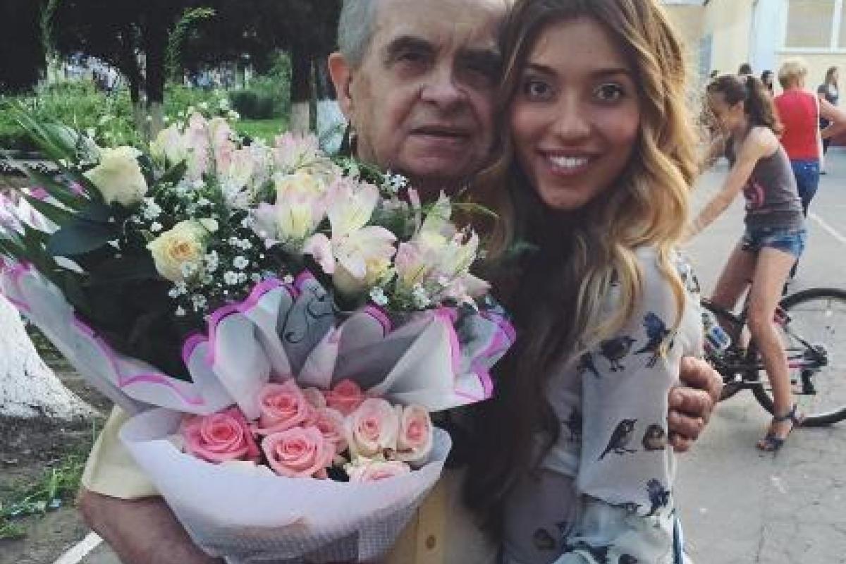 Регина Тодоренко показала дедулю, который советует ей носить утягивающие колготки Регина Тодоренко показала дедулю, который советует ей носить утягивающие колготки