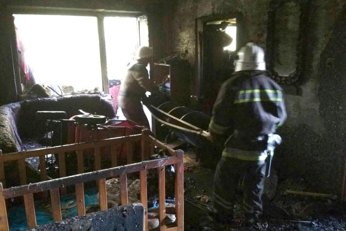 В Днепропетровской области пожарные ликвидировали квартиру, в которой находились трое детей и их мать