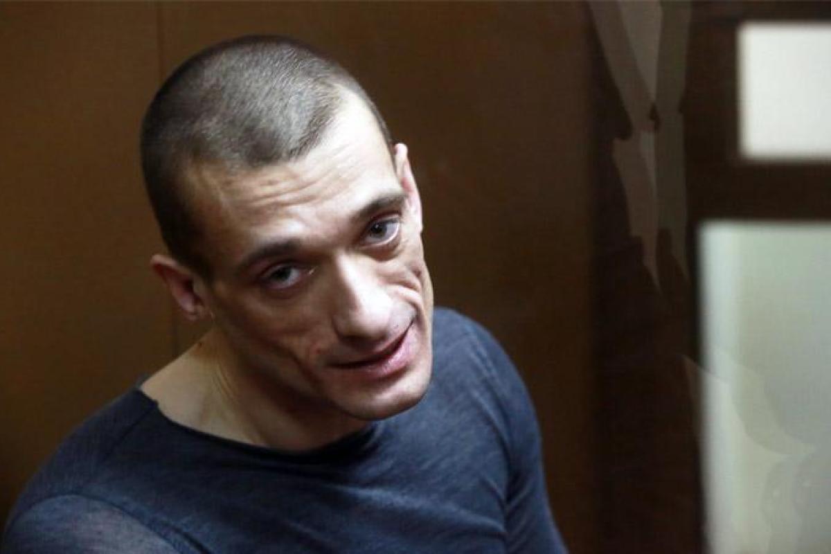 «Зашивал рот и прибивал половые органы к брусчатке»: российский художник попал в психушку во Франции
