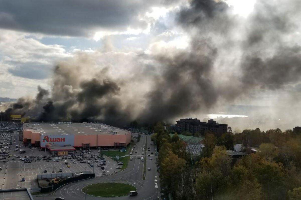 В Москве горит рынок "Синдика": пожар распространился на 1200 квадратных метров В Москве горит рынок "Синдика": пожар распространился на 1200 квадратных метров