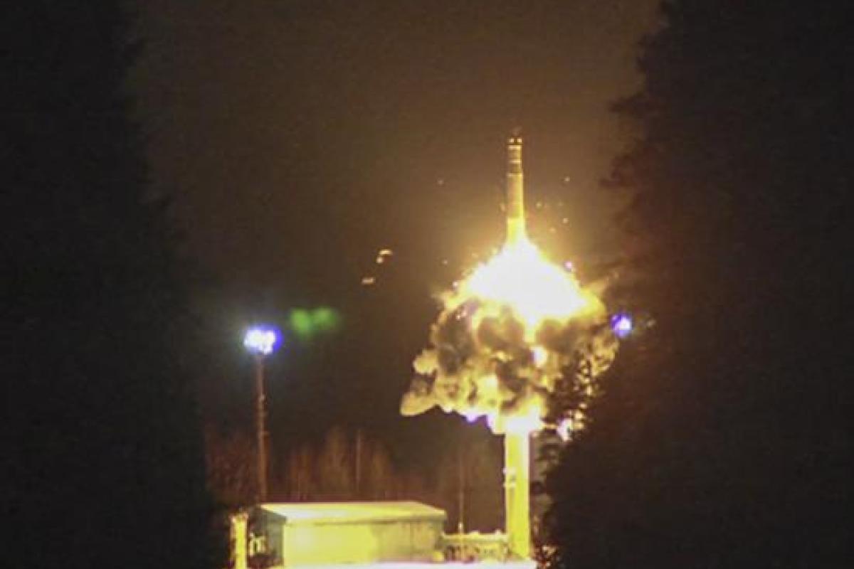 Российские военные запустили межконтинентальную баллистическую ракету "Тополь" Российские военные запустили межконтинентальную баллистическую ракету "Тополь"