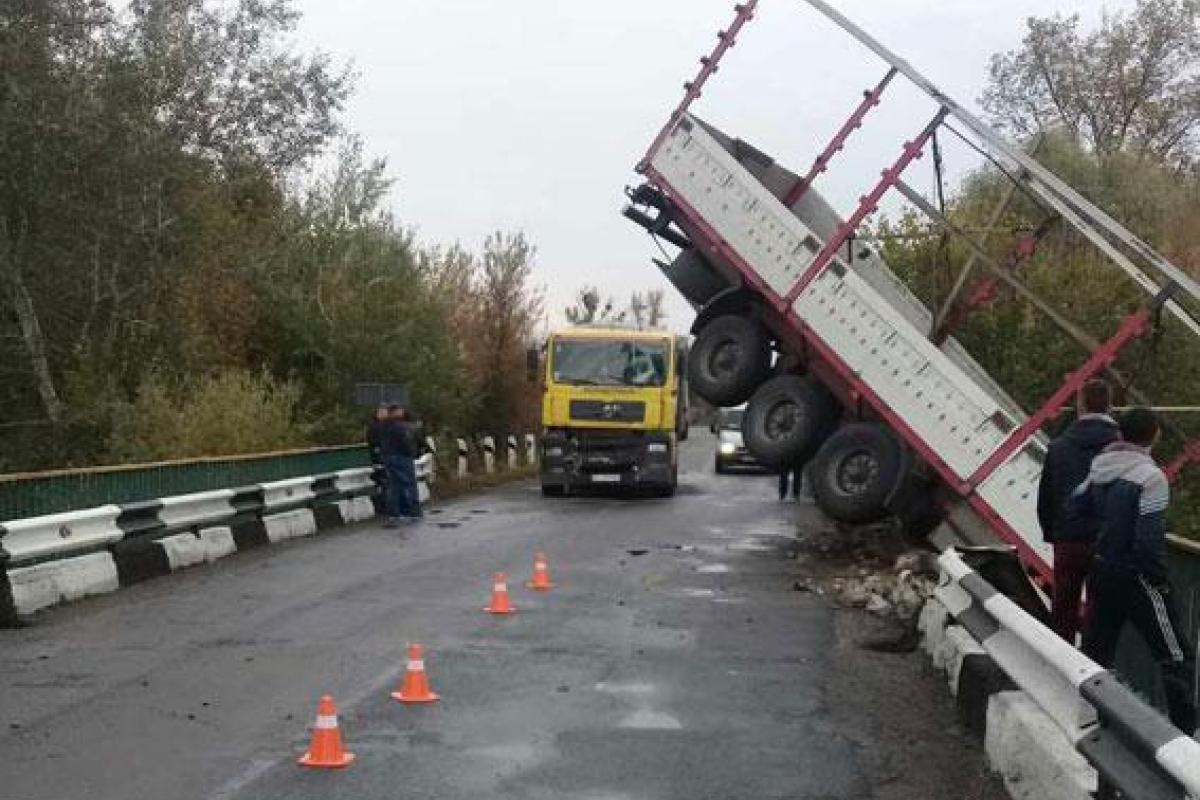 На Полтавщине грузовик упал в реку: опубликованы фото На Полтавщине грузовик упал в реку: опубликованы фото