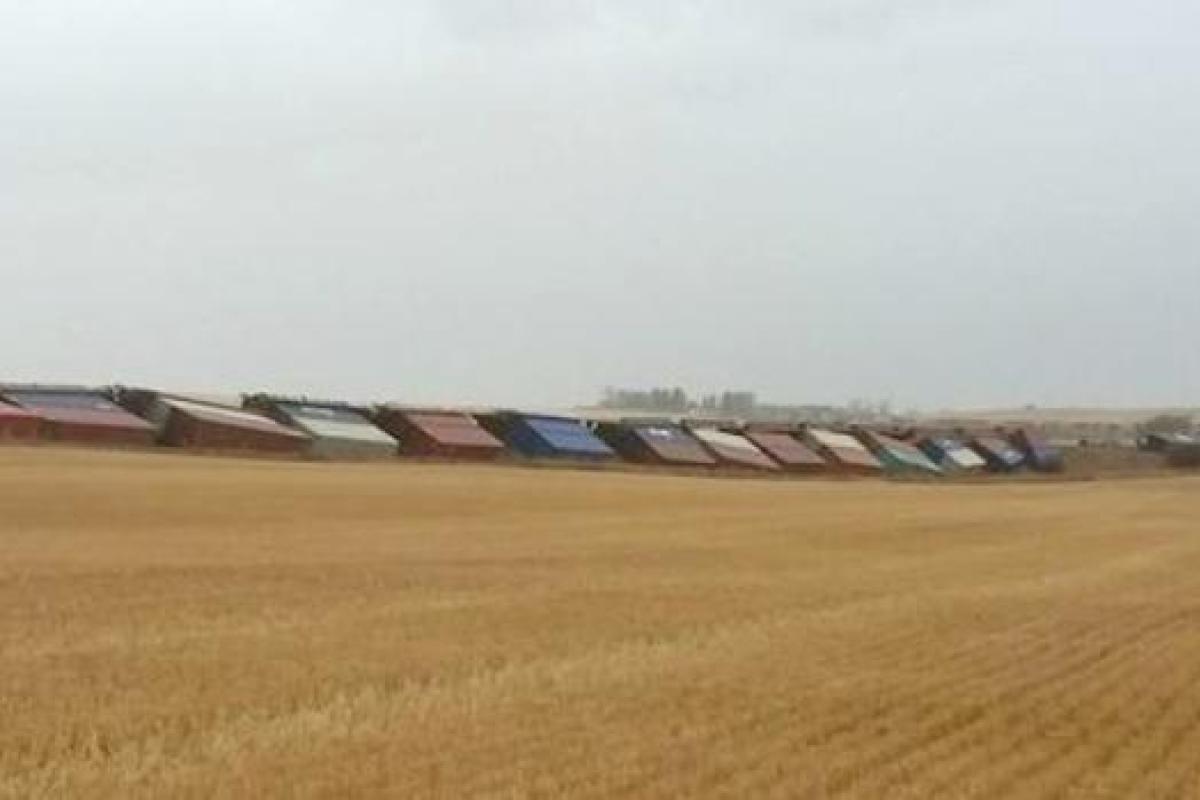 В Канаде мощный ветер перевернул два поезда