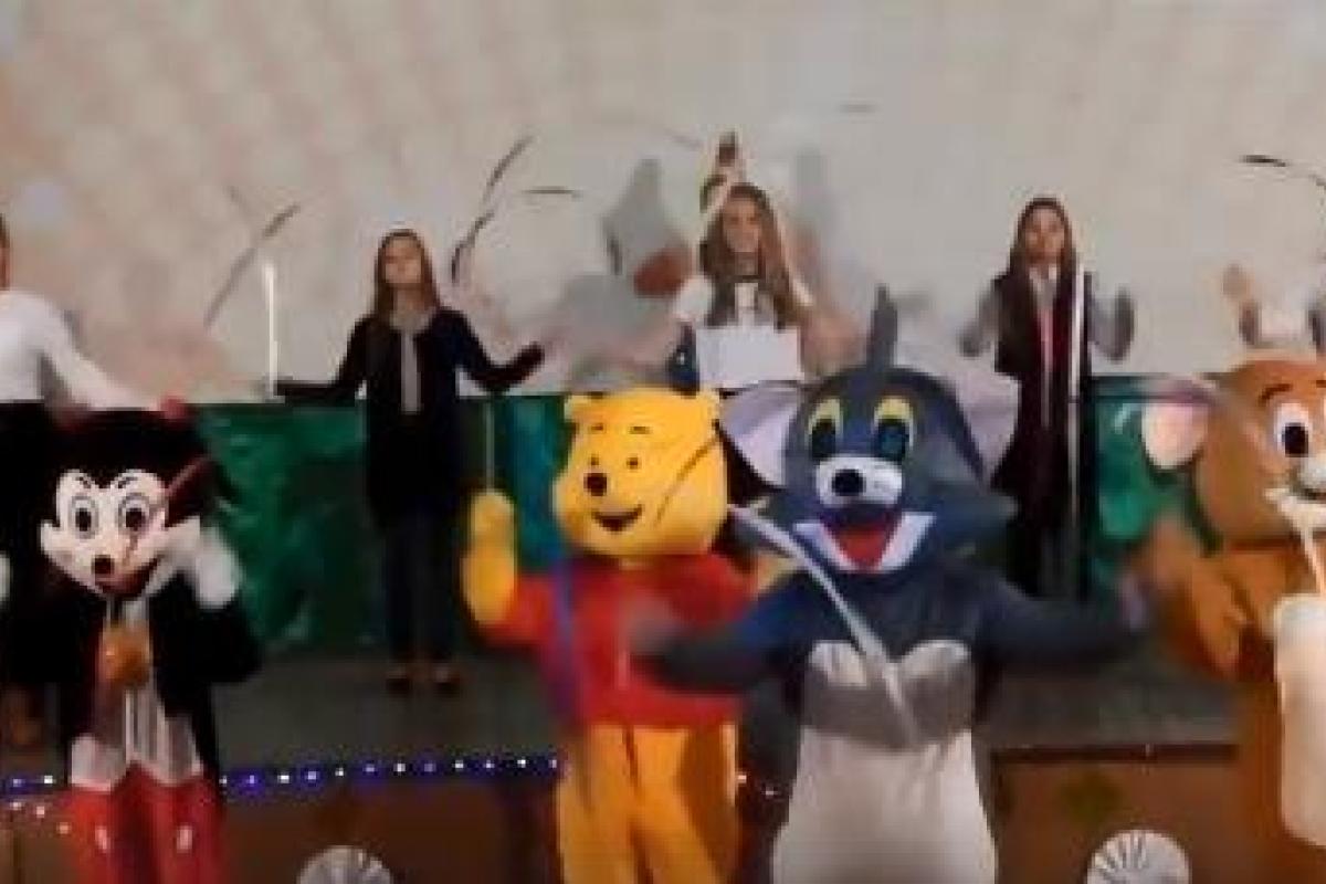 До слез: блогер показал видео, как в Сызрани поздравляли Путина