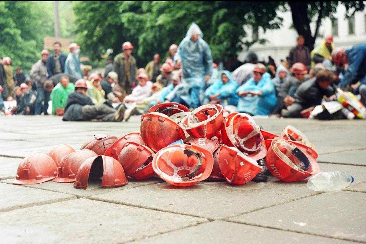 Ситуация на шахтах обострилась: горняки требуют выплаты зарплат, возможны забастовки Ситуация на шахтах обострилась: горняки требуют выплаты зарплат, возможны забастовки
