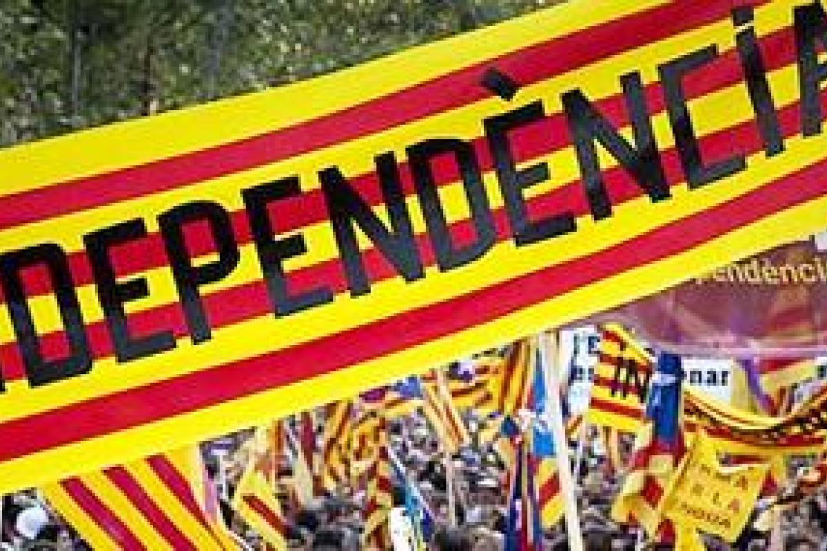 С админзданий Каталонии начали снимать испанские флаги