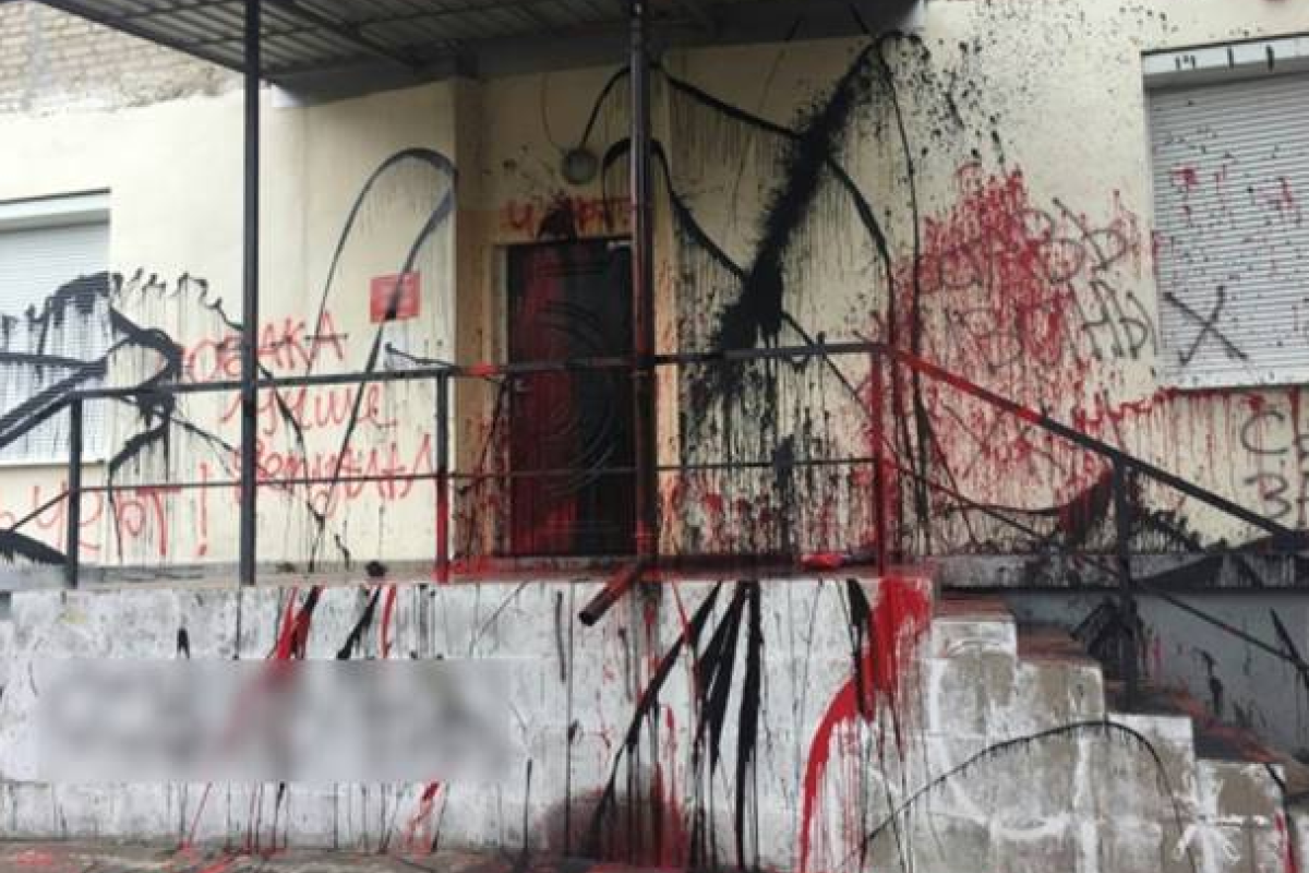 В Киеве неизвестный повредил стены приемной депутата В Киеве неизвестный повредил стены приемной депутата