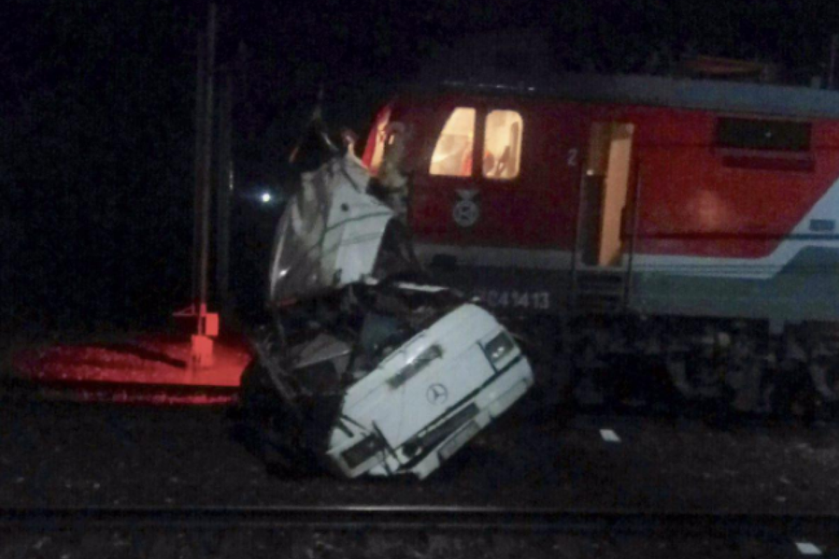 В России поезд врезался в автобус: погибли минимум 19 человек В России поезд врезался в автобус: погибли минимум 19 человек