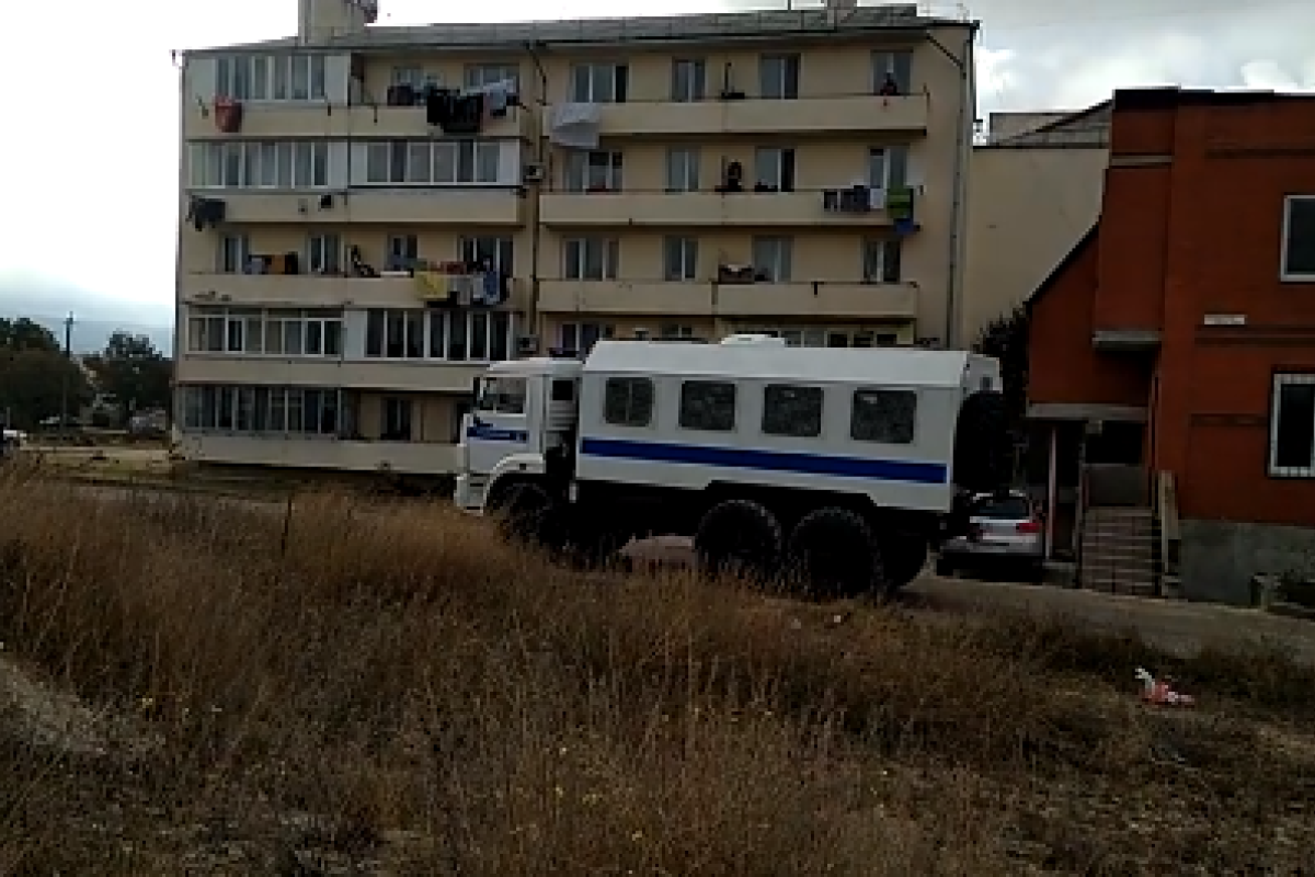 Летают дроны, куча людей в масках: в Крыму силовики устроили массовые облавы на крымских татар Летают дроны, куча людей в масках: в Крыму силовики устроили массовые облавы на крымских татар