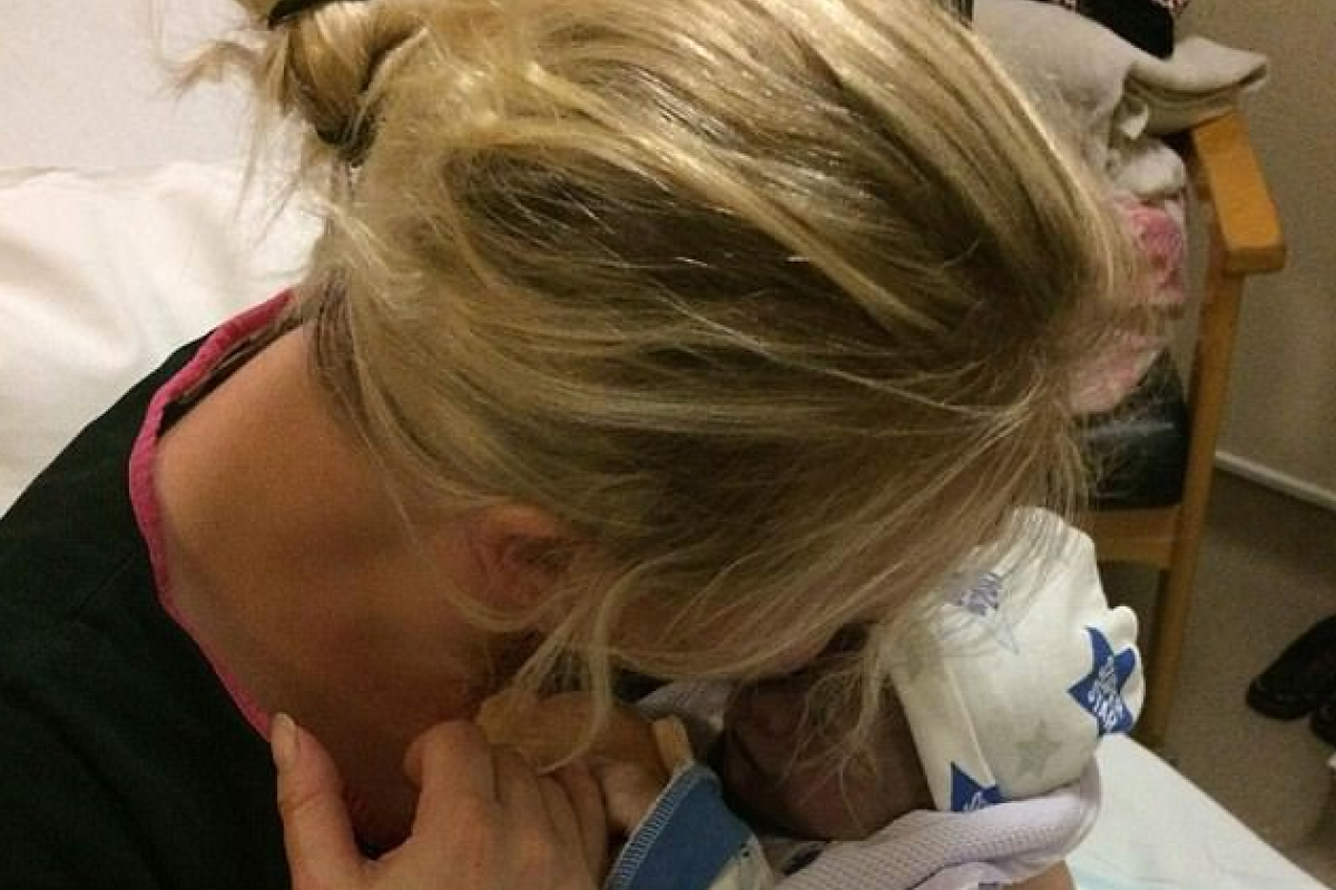 Британка, родившая мертвого ребенка, "нянчила" его еще сутки и устроила фотосессию