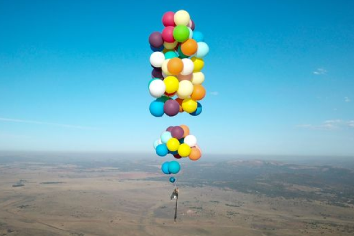 Экстремал отправился в полет над Африкой на воздушных шариках: появилось видео Экстремал отправился в полет над Африкой на воздушных шариках: появилось видео