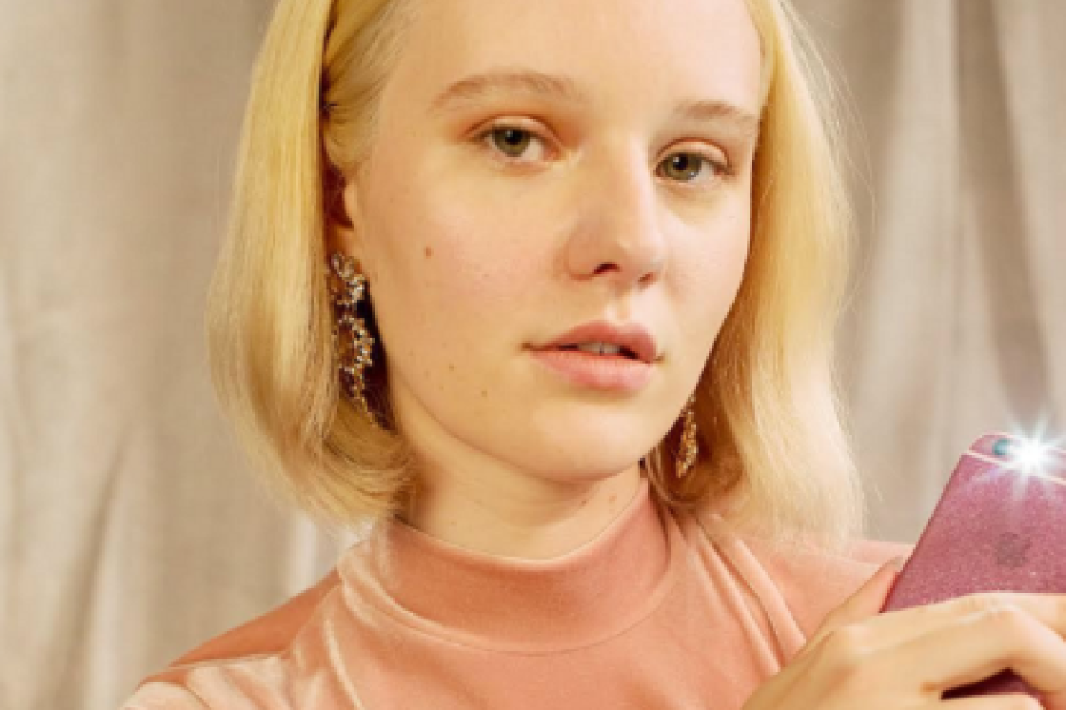 Модель Adidas разозлила Сеть снимком с небритыми ногами Модель Adidas разозлила Сеть снимком с небритыми ногами