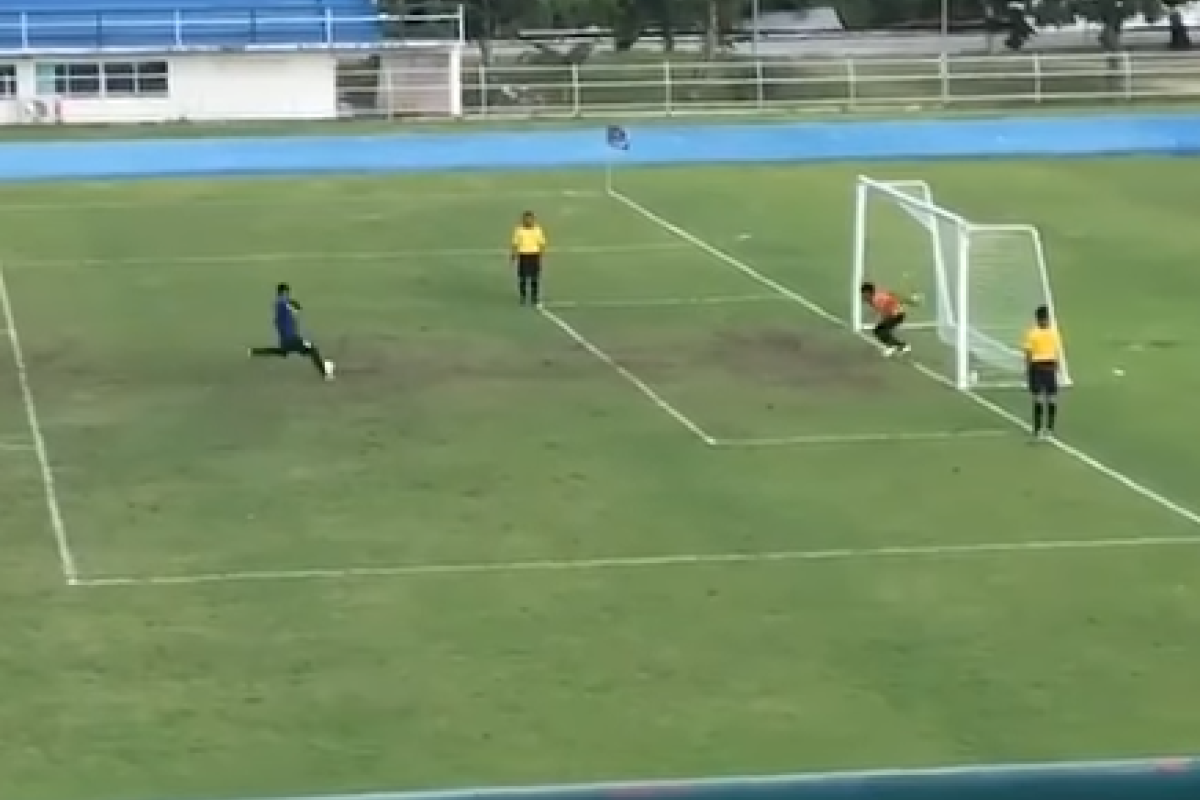 Самый курьезный гол в истории: на матче в Таиланде мяч залетел в ворота "с небес" Самый курьезный гол в истории: на матче в Таиланде мяч залетел в ворота "с небес"