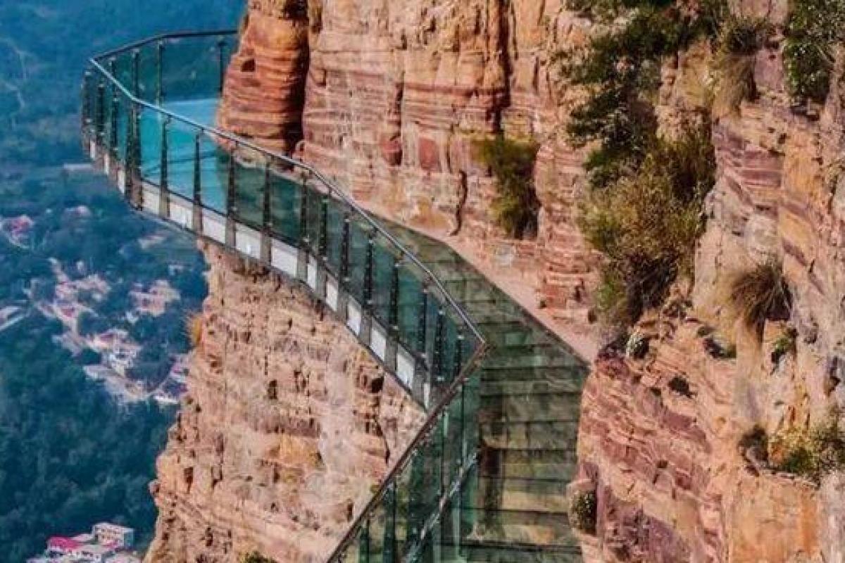 Китайский экстрим: в сети появилось видео, как стеклянный мост на огромной высоте трескается под ногами людей