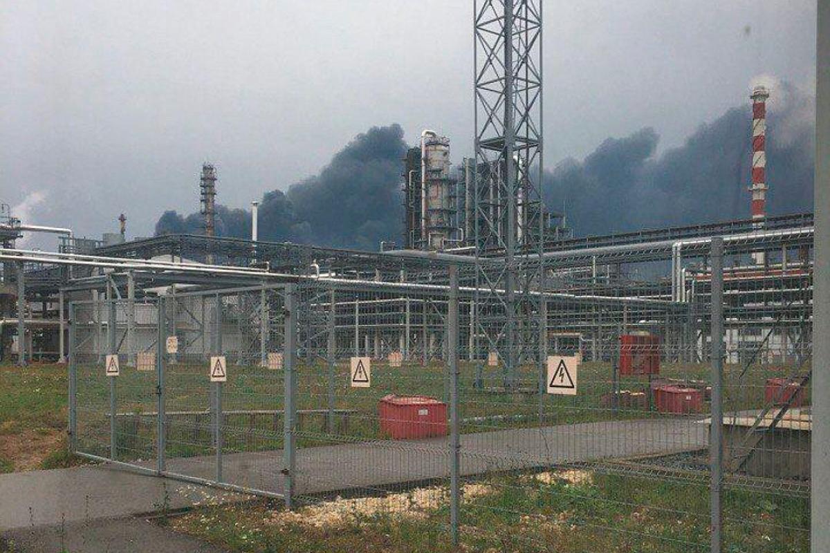 Масштабный пожар на НПЗ в РФ: горят 6 резервуаров с нефтью, есть погибшие Масштабный пожар на НПЗ в РФ: горят 6 резервуаров с нефтью, есть погибшие