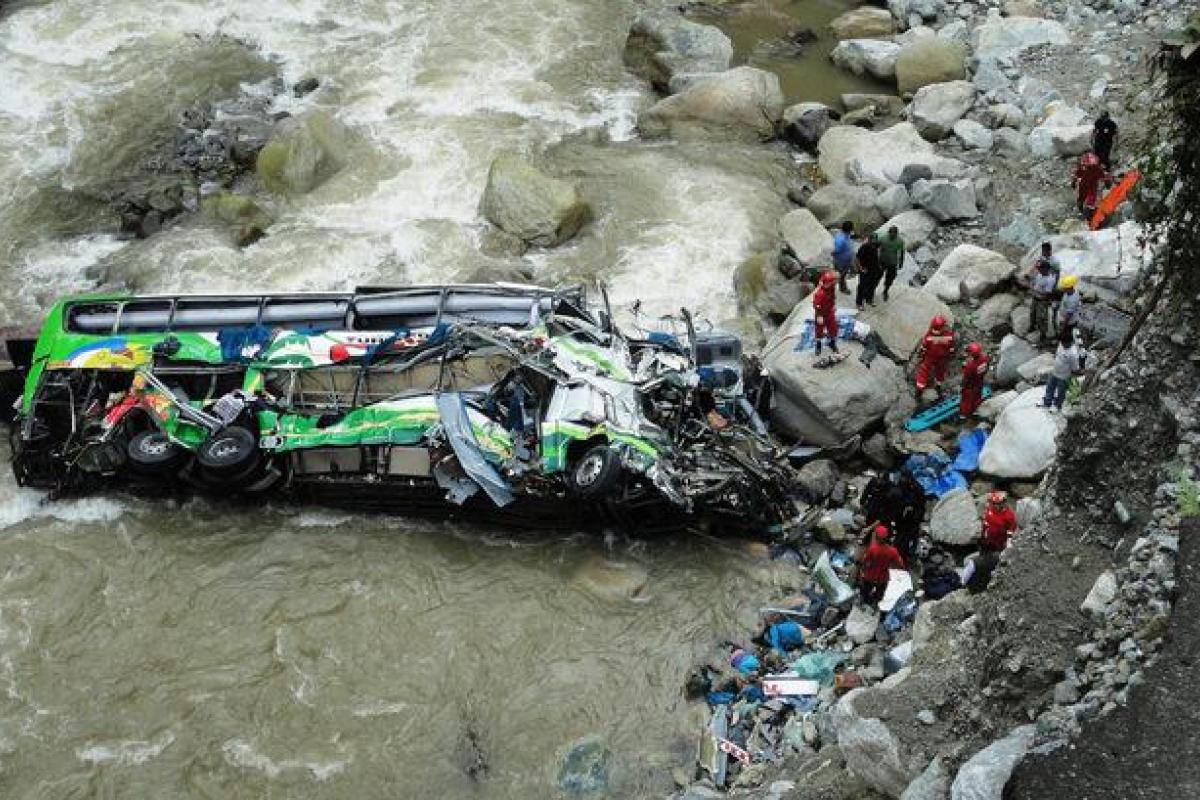 В Непале переполненный туристами автобус сорвался в реку: десятки жертв В Непале переполненный туристами автобус сорвался в реку: десятки жертв