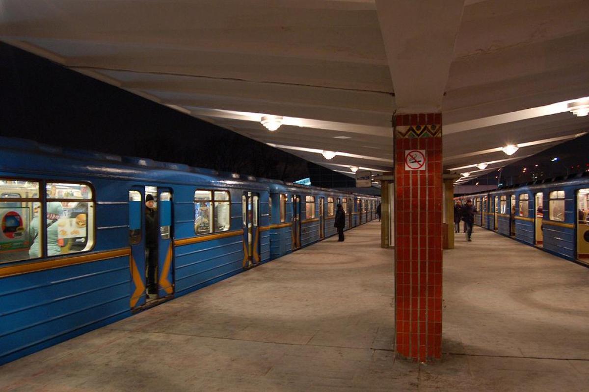 Смерть в киевском метро: мужчина прыгнул на рельсы Смерть в киевском метро: мужчина прыгнул на рельсы