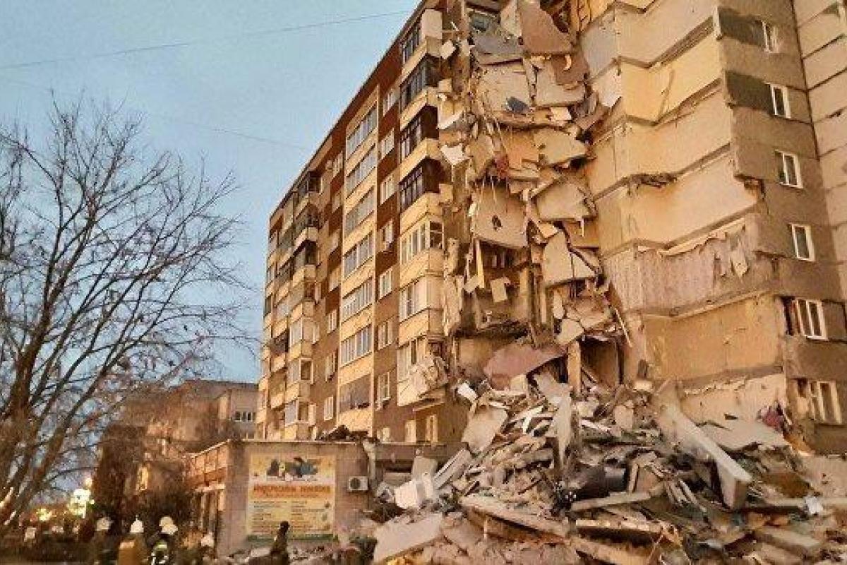 Взрыв в многоэтажке Ижевска зафиксировали камеры: спасатели ищут под завалами людей Взрыв в многоэтажке Ижевска зафиксировали камеры: спасатели ищут под завалами людей