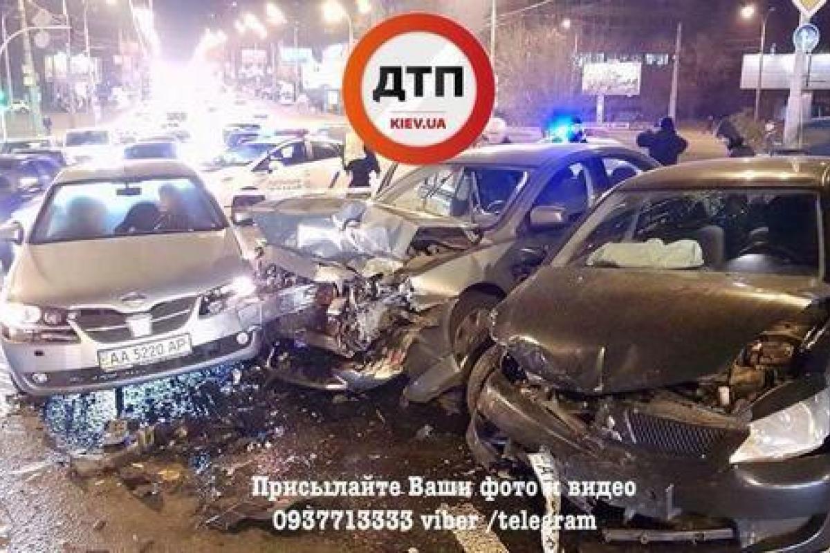 Беременная женщина пострадала в масштабном ДТП в Киеве Беременная женщина пострадала в масштабном ДТП в Киеве