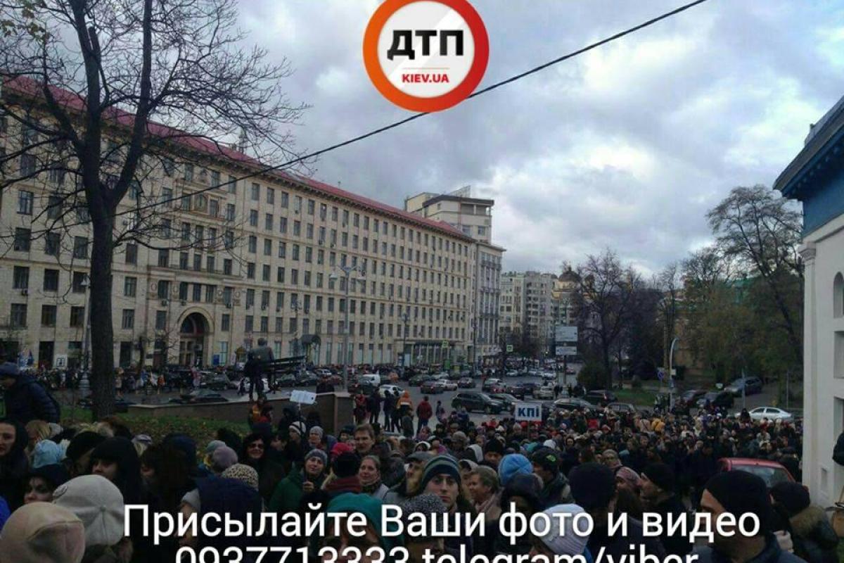Учителя провели митинг возле Кабмина