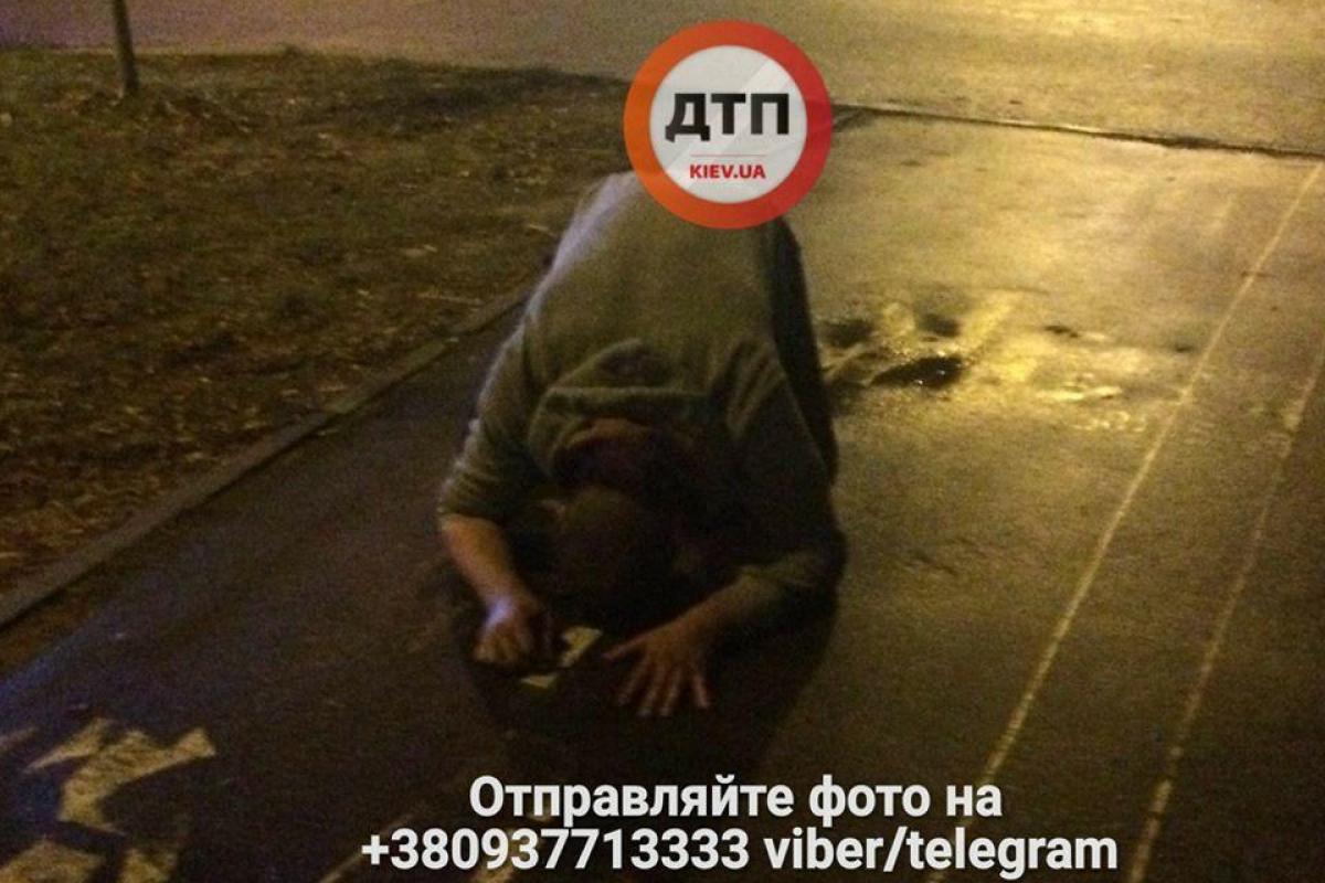 В Киеве прохожие спасли неадекватного мужчину, который бросался под машины В Киеве прохожие спасли неадекватного мужчину, который бросался под машины