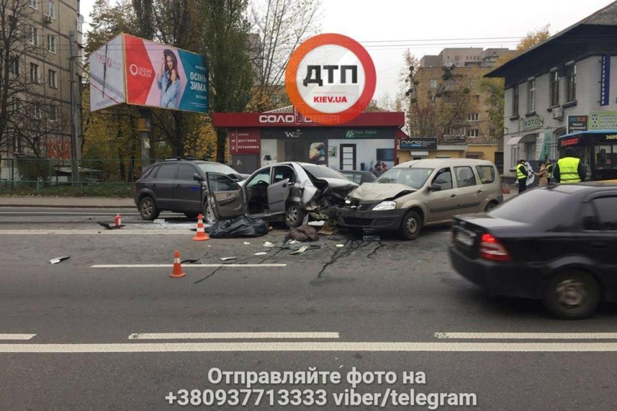 Смертельное ДТП в Киеве: столкнулись три автомобиля Смертельное ДТП в Киеве: столкнулись три автомобиля