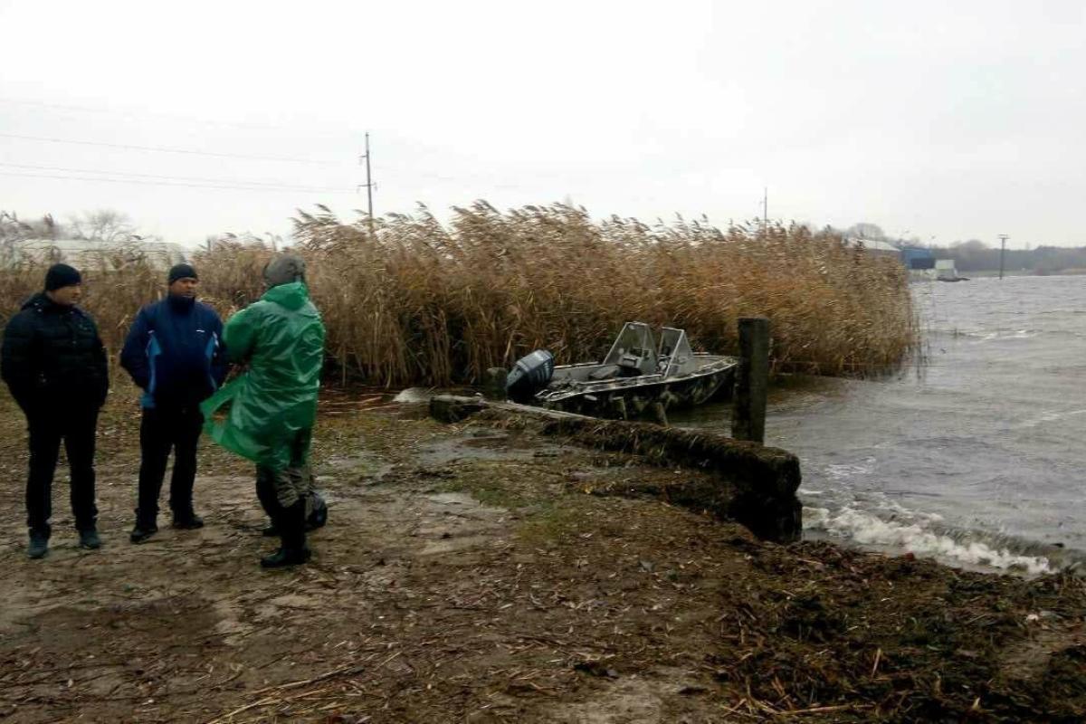 На Каневском водохранилище второй день ищут мужчину и ребенка, которые рыбачили на лодке На Каневском водохранилище второй день ищут мужчину и ребенка, которые рыбачили на лодке