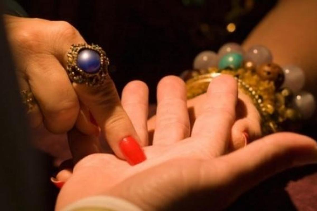 В Мариуполе будут судить женщину, которая, «снимая порчу», выманила у пенсионеров почти 100 тысяч гривен