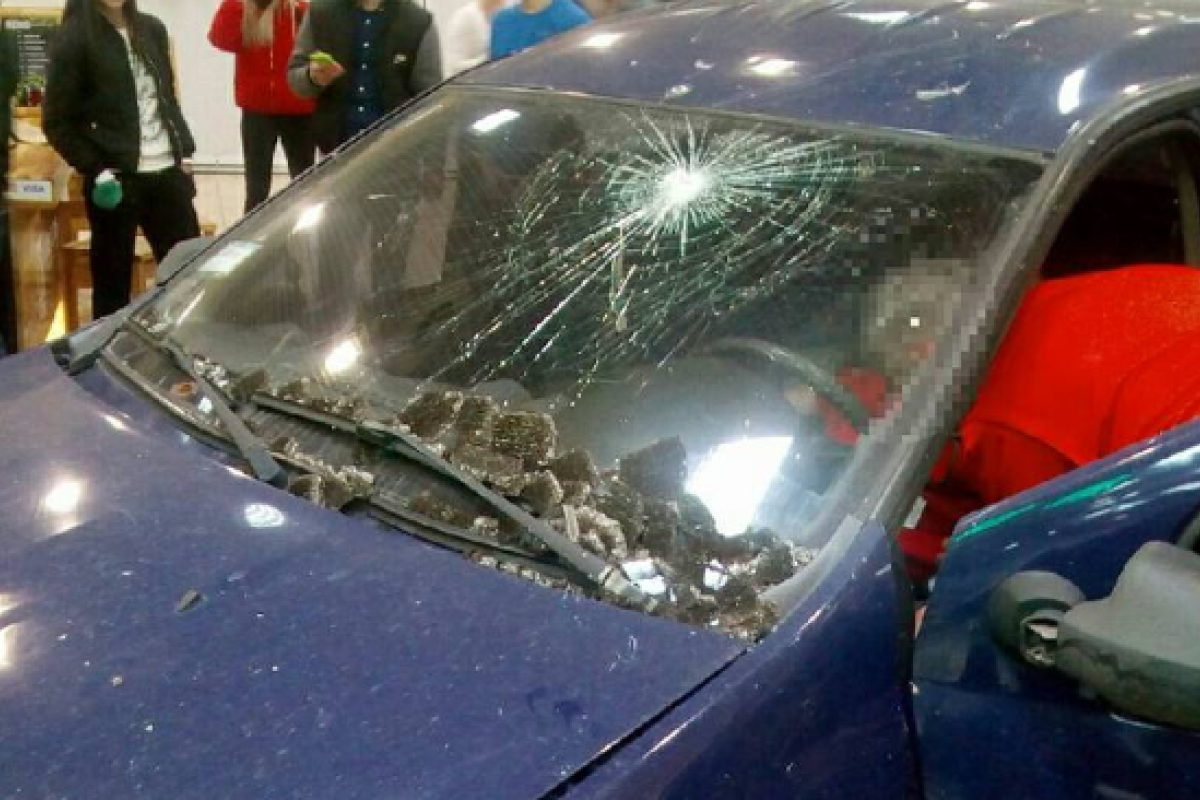 По Харькову ездят водители "под кайфом": авто залетают даже в магазины По Харькову ездят водители "под кайфом": авто залетают даже в магазины